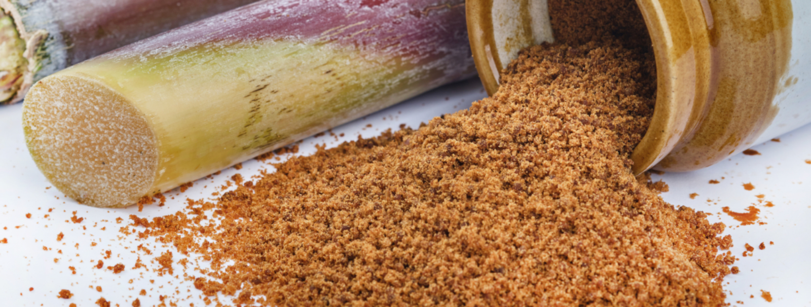 Raw / VHP cane sugar — amber crystals with low speck count.